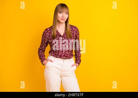 Photo portrait d'une femme d'affaires confiante portant un chemisier fleuri souriant isolé couleur jaune vif arrière-plan Banque D'Images