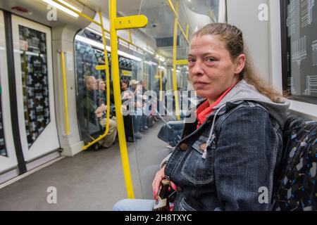 Berlin, Allemagne.Une femme dépendante de l'alcool qui se déplace à domicile en U-Bahn sous la ville.La dépendance à l'alcool est une façon de faire face à des troubles de la vie et à un trouble mental avec de graves conséquences.Il peut être traité et résolu. Banque D'Images
