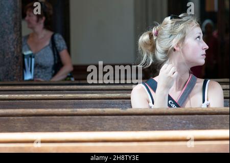 Berlin, Allemagne.Une jeune adulte blonde, femme touriste visitant le Nikolai Kirche sur Propststrasse pour admirer l'intérieur de l'église pendant son Holliday d'été. Banque D'Images