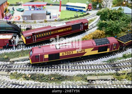 Crawley, West Sussex, Royaume-Uni-décembre 02 2021 : modèles de deux locomotives de fret EWS, une classe 67 et une classe 58. Banque D'Images