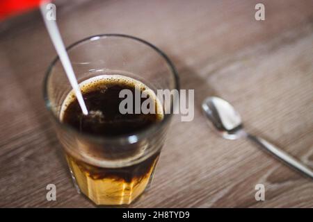 Lait versé dans un café instantané dans un verre avec une cuillère, à Prague, République tchèque, 9 novembre 2021.(Photo CTK/Martin Macak Gregor) Banque D'Images