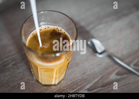 Lait versé dans un café instantané dans un verre avec une cuillère, à Prague, République tchèque, 9 novembre 2021.(Photo CTK/Martin Macak Gregor) Banque D'Images