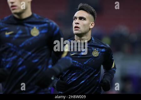 Milan, Italie.1er décembre 2021.Lautaro Martinez du FC Internazionale se réchauffe lors de la série Un match de football 2021/22 entre le FC Internazionale et Spezia Calcio au stade Giuseppe Meazza, Milan, Italie le 01 décembre 2021 crédit: Agence de photo indépendante/Alamy Live News Banque D'Images