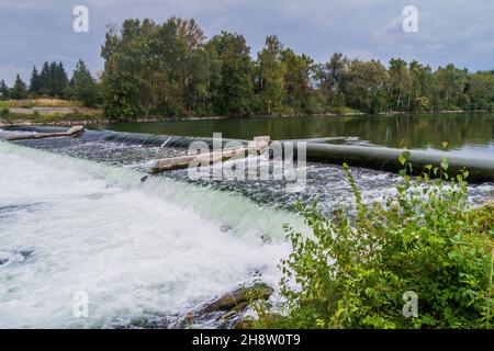 Weir sur la rivière Lech près d'Augsbourg, Allemagne Banque D'Images