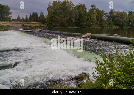 Weir sur la rivière Lech près d'Augsbourg, Allemagne Banque D'Images