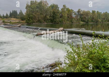 Weir sur la rivière Lech près d'Augsbourg, Allemagne Banque D'Images