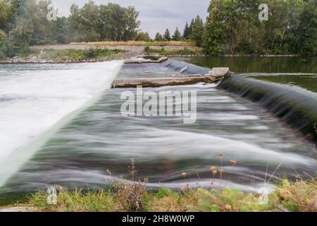 Weir sur la rivière Lech près d'Augsbourg, Allemagne Banque D'Images