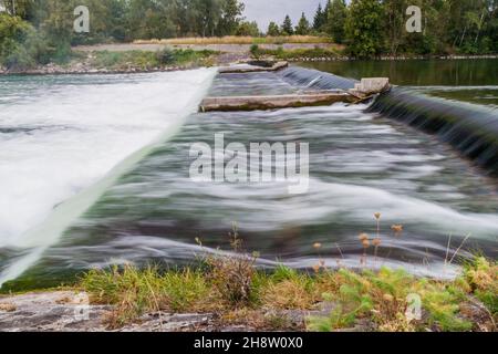 Weir sur la rivière Lech près d'Augsbourg, Allemagne Banque D'Images