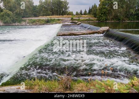 Weir sur la rivière Lech près d'Augsbourg, Allemagne Banque D'Images