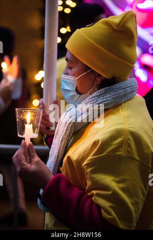 New York, États-Unis.1er décembre 2021.Un démonstrateur tient une bougie pendant la Vigile de l'immigration au Rockefeller Center à New York.les familles, les travailleurs et les supporters immigrants se réunissent cette année à la cérémonie d'éclairage des arbres de Noël Rockefeller pour organiser une manifestation de vigile pour les droits d'immigration à New York.Crédit : SOPA Images Limited/Alamy Live News Banque D'Images