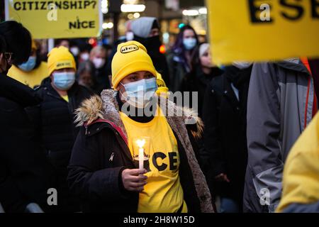 New York, États-Unis.1er décembre 2021.Un démonstrateur tient une bougie pendant la Vigile de l'immigration au Rockefeller Center à New York.les familles, les travailleurs et les supporters immigrants se réunissent cette année à la cérémonie d'éclairage des arbres de Noël Rockefeller pour organiser une manifestation de vigile pour les droits d'immigration à New York.Crédit : SOPA Images Limited/Alamy Live News Banque D'Images