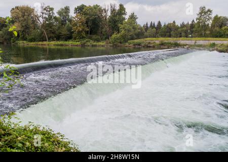 Weir sur la rivière Lech près d'Augsbourg, Allemagne Banque D'Images