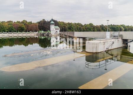 Barrage sur la rivière Lech près d'Augsbourg, Allemagne Banque D'Images