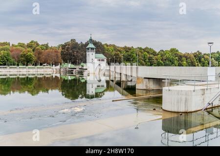 Barrage sur la rivière Lech près d'Augsbourg, Allemagne Banque D'Images