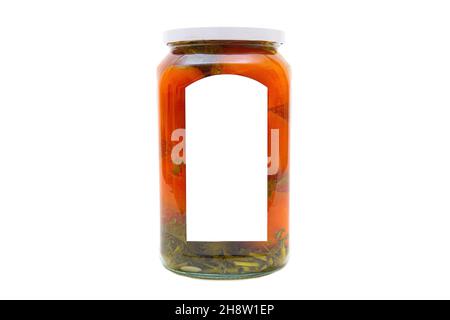 Tomates prune marinées dans un pot en verre isolé sur blanc Banque D'Images