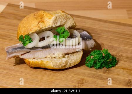 Un sandwich avec des fruits de mer de hareng Banque D'Images