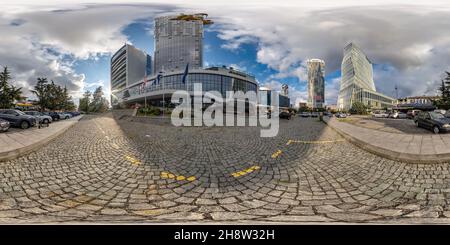 Vue panoramique à 360° de BATUMI, GÉORGIE - SEPTEMBRE 2021 : panorama complet sans couture 360 hdri près des gratte-ciels modernes, des bâtiments d'hôtel ou de bureau dans proj sphérique équirectangulaire