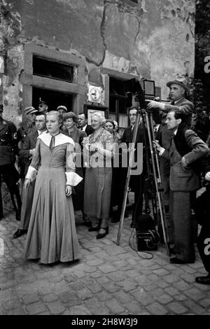 Schauspieler und Belegschaft am set für Liselotte von der Pfalz, im Bild Renate Müller, Carl Froelich und Kameramann Reimar Kuntze, Regie: Carl Froelich, 1935.Les acteurs et l'équipage à l'ensemble de la vie privée de Louis XIV, alias Liselotte du Palatinat, vus dans la photo sont l'actrice Renate Müller, le réalisateur Carl Froelich et le cinéaste Reimar Kuntze, Directeur: Carl Froelich, 1935. Banque D'Images