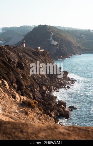 Vue fascinante d'une falaise au-dessus de l'eau de mer contre un ciel bleu à Sao Martinho do Porto, Portugal Banque D'Images