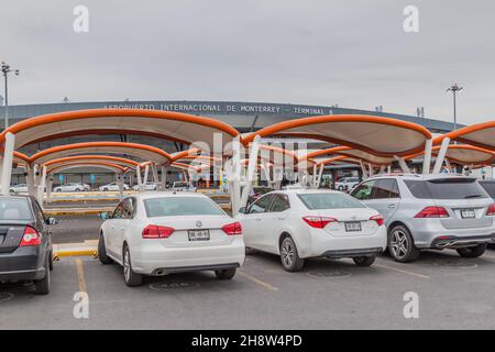 MONTERREY, MEXIQUE - 1er OCTOBRE 2016 : parking devant l'aéroport international de Monterrey. Banque D'Images