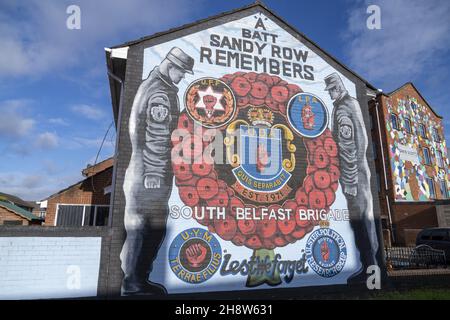 BELFAST, ROYAUME-UNI - 02 novembre 2021 : une peinture murale loyaliste dans la région de Belfast Sandy Row, au Royaume-Uni Banque D'Images