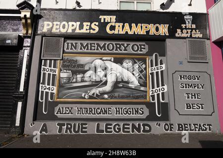 BELFAST, ROYAUME-UNI - 02 novembre 2021 : une fresque d'art de rue dédiée à la légende du snooker Alex Higgins à Belfast, Royaume-Uni Banque D'Images