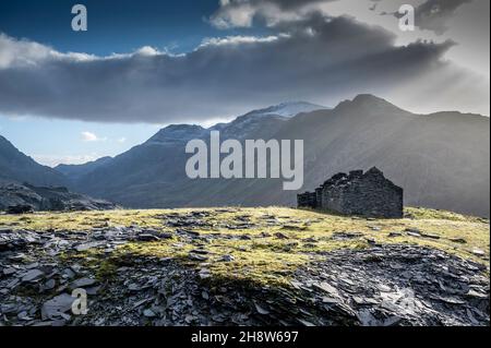 Ce sont les maisons de mineurs de la carrière d'ardoise Dinorwic abandonnée située au-dessus du village gallois de Llanberis, dans le nord du pays de Galles Banque D'Images