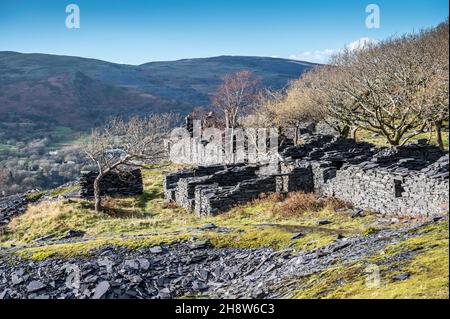 Ce sont les maisons de mineurs de la carrière d'ardoise Dinorwic abandonnée située au-dessus du village gallois de Llanberis, dans le nord du pays de Galles Banque D'Images