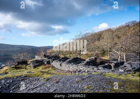 Ce sont les maisons de mineurs de la carrière d'ardoise Dinorwic abandonnée située au-dessus du village gallois de Llanberis, dans le nord du pays de Galles Banque D'Images