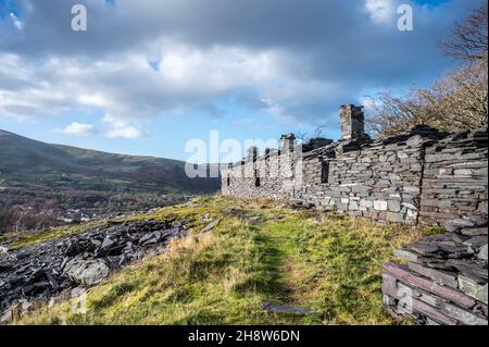 Ce sont les maisons de mineurs de la carrière d'ardoise Dinorwic abandonnée située au-dessus du village gallois de Llanberis, dans le nord du pays de Galles Banque D'Images