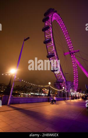 LONDRES, ROYAUME-UNI - 12 février 2019 : le London Eye illuminé la nuit, Royaume-Uni Banque D'Images