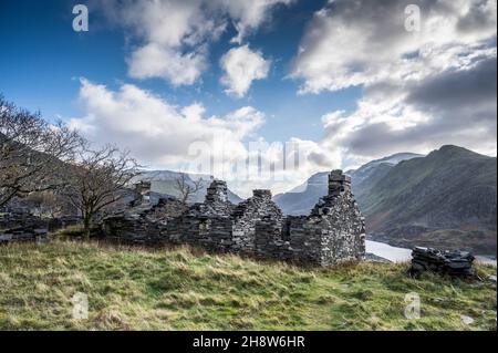 Ce sont les maisons de mineurs de la carrière d'ardoise Dinorwic abandonnée située au-dessus du village gallois de Llanberis, dans le nord du pays de Galles Banque D'Images