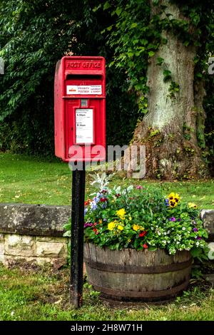 Boîte postale rouge emblématique anglaise dans le joli village Banque D'Images