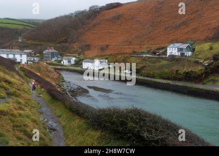 Boscastle, Cornouailles du Nord, Royaume-Uni lors d'une journée froide et venteuse en novembre Banque D'Images