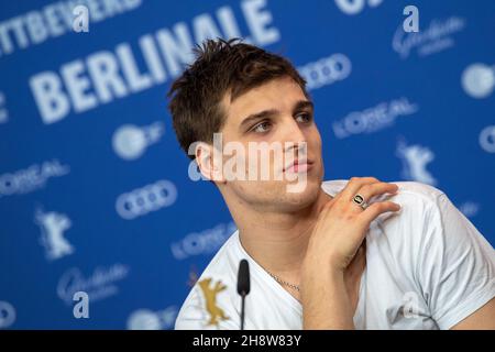 BERLIN, ALLEMAGNE-février 09: Jonas Dassler participe à la conférence de presse "The Golden Glove" au 69e Festival International du film de Berlinale Banque D'Images