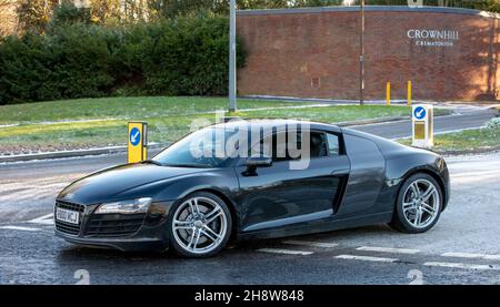 Milton Keynes, Royaume-Uni 2 décembre 2021.2008 Audi R8 Supercar.Répondant à une demande de dernière minute des médias sociaux de la famille, les passionnés de voitures locales ont présenté leurs voitures classiques et leurs supercars pour les funérailles de l'amant Roger Coulson, décédé récemment à l'âge de 73 ans.Crédit : Sue Thatcher/Alay Live News Banque D'Images