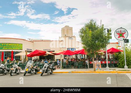 Motos garées à l'extérieur d'un café dans une ancienne avenue du centre de la concession Art Deco Food à Albuquerque, Nouveau-Mexique, États-Unis Banque D'Images