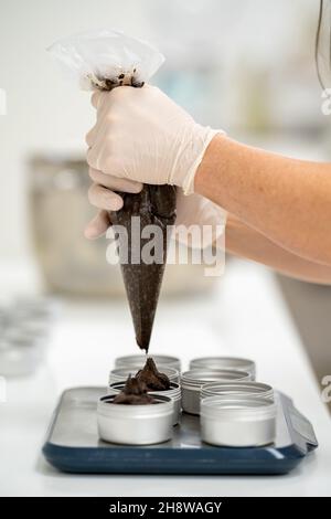 remplissage de moules avec des cosmétiques biologiques naturels faits à la main Banque D'Images