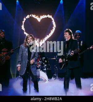 Suzi Quatro, amerikanische Sängerin und Musikerin beim gemeinsamen Auftritt mit dem britischen Sänger und Musiker Chris Norman, mit dem Song: I Need Your Love, 1992.Suzi Quatro, chanteur et musicien américain qui interprète la chanson avec le chanteur et musicien britannique Chris Norman: I Need Your Love, 1992. Banque D'Images