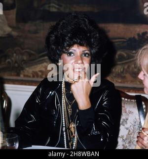 Shirley Bassey, britische Sängerin, Interprein des berühmten Bond Songs: Goldfinger, zu Gast in Deutschland, hier BEI einem privaten Abendessen, anlässlich ihres Konzerts in Berlin, 1972.Shirley Bassey, chanteuse galloise, interprète de la célèbre chanson Bond: Goldfinger, en tant qu'invitée en Allemagne, ici à un dîner privé, à l'occasion de son concert à Berlin, 1972. Banque D'Images