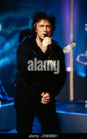 BAP, deutsche Rock Band, Kölschrock mit Sänger und Frontmann Wolfgang Niedecken, er singt in Kölscher Mundart, hier BEI der TV Gala: Zeit für Menschlichen, Südwestrundfunk, 1999.BAP, groupe allemand de rock, Kölsch rock avec le chanteur et le leader Wolfgang Niedecken, il chante dans le dialecte Kölsch, ici au Gala TV: Zeit für Menschlichen, Südwestrundfunk, 1999. Banque D'Images