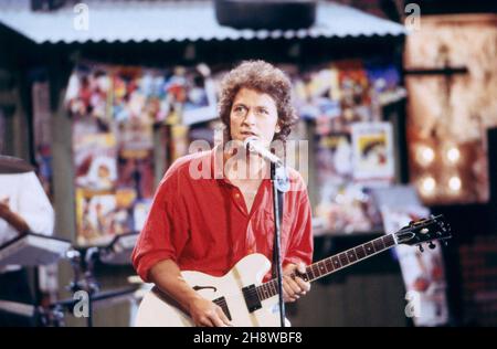 BAP, deutsche Rock Band, Kölschrock mit Sänger und Frontmann Wolfgang Niedecken, er singt mit Kölner Dialekt, hier in der ZDF Unterhaltungsshow: Wetten, dass, 1988.BAP, groupe allemand de rock, Kölsch rock avec chanteur et avant-scène Wolfgang Niedecken, ZDF Entertainment: Wetten, dass, 1988. Banque D'Images