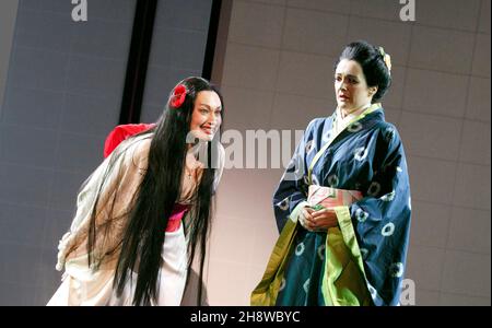 l-r: Dina Kuznetsova (CIO-CIO-San / Madame Butterfly), Pamela Helen Stephen (Suzuki) dans MADAME BUTTERFLY par Puccini à l'Opéra national anglais (ENO), London Coliseum, Londres WC2 14/10/2013 musique: Giacomo Puccini libretto: Luigi Ilica et Giuseppe Giacoma chef d'orchestre: Gianluca Levcieng: Costumes:Peter Mumford Directeur associé et chorégraphe original: Carolyn Choa Directeur original: Anthony Minghella Directeur du renouveau: Sarah Tipple Banque D'Images