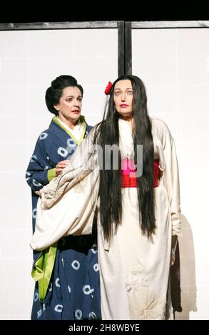 l-r: Pamela Helen Stephen (Suzuki), Dina Kuznetsova (CIO-CIO-San / Madame Butterfly) dans MADAME BUTTERFLY par Puccini à l'Opéra national anglais (ENO), London Coliseum, Londres WC2 14/10/2013Music: Giacomo Puccini libretto: Luigi Ilica et Giuseppe Giacoma Levanine: Michael Fluca chef d'orchestre:Peter Mumford Directeur associé et chorégraphe original: Carolyn Choa Directeur original: Anthony Minghella Directeur du renouveau: Sarah Tipple Banque D'Images