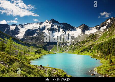 Beau lac turquoise en montagnes de l'Altaï Banque D'Images