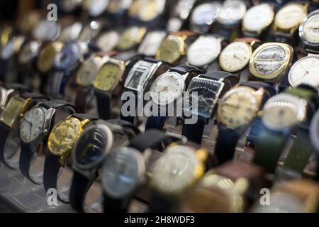 Gros plan de quelques montres vintage exposées dans un magasin. Banque D'Images