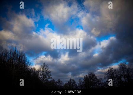 Poznan, Wielkopolska, Pologne.2 décembre 2021.Les derniers jours ont été froids en Pologne.Il a neigé la première fois.La nuit dernière et ce matin étaient venteux.Sur la photo: Ciel pittoresque - nuages qui glisse dans le ciel.(Credit image: © Dawid Tatarkiewicz/ZUMA Press Wire) Banque D'Images