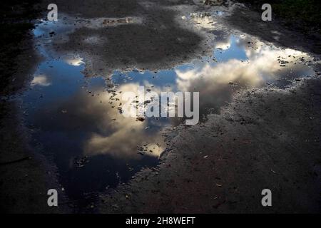 Poznan, Wielkopolska, Pologne.2 décembre 2021.Les derniers jours ont été froids en Pologne.Il a neigé la première fois.La nuit dernière et ce matin étaient venteux.Sur l'image : le ciel se reflète dans une flaque.(Credit image: © Dawid Tatarkiewicz/ZUMA Press Wire) Banque D'Images