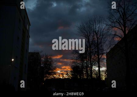 Poznan, Wielkopolska, Pologne.2 décembre 2021.Les derniers jours ont été froids en Pologne.Il a neigé la première fois.La nuit dernière et ce matin étaient venteux.Sur la photo : lever du soleil.(Credit image: © Dawid Tatarkiewicz/ZUMA Press Wire) Banque D'Images