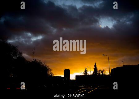 Poznan, Wielkopolska, Pologne.2 décembre 2021.Les derniers jours ont été froids en Pologne.Il a neigé la première fois.La nuit dernière et ce matin étaient venteux.Sur la photo : lever du soleil.(Credit image: © Dawid Tatarkiewicz/ZUMA Press Wire) Banque D'Images